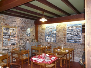 Les panneaux du bar/hotel du tertre.