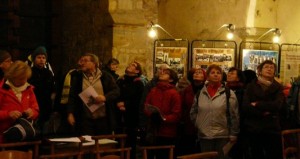 Le groupe dans l'église écoute attentivement les indications.