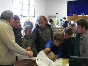 Les enfants font de la farine !